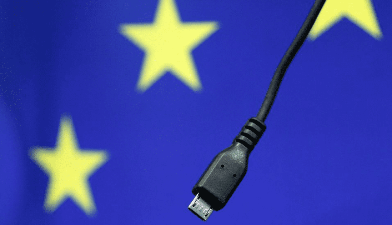 UE avanza con la ley del cargador universal; busca que haya un solo tipo de cable para móviles
