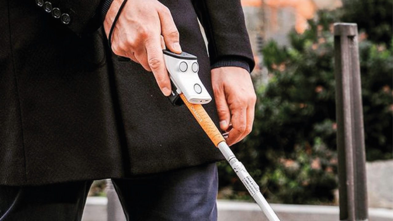 Este gadget ayuda a personas con discapacidad visual a cruzar la calle y evitar accidentes