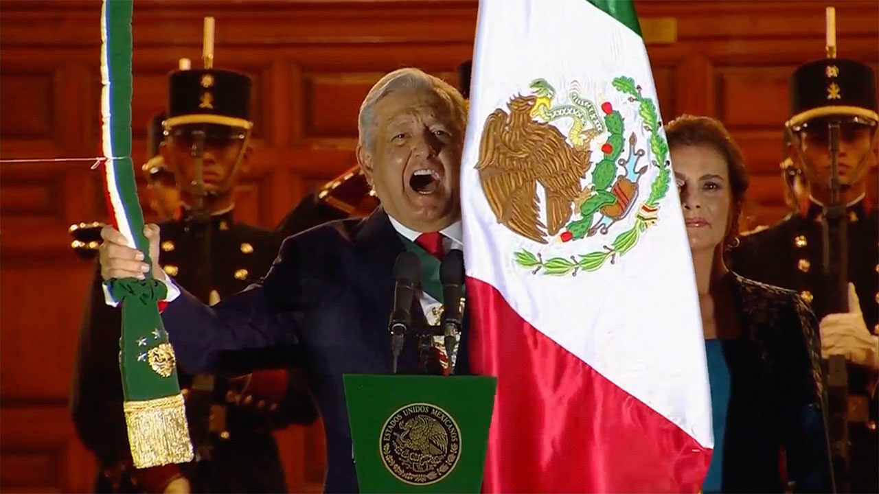 AMLO da Grito por el 211 aniversario de la Independencia frente a un Zócalo vacío