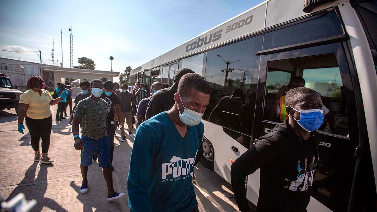 CURP temporal abre a migrantes sistema bancario, salud y empleo