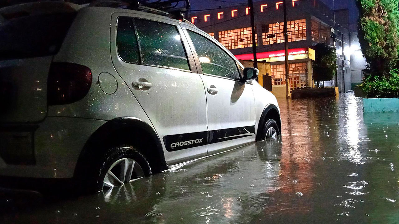 vehiculos permanecen afectados por una inundación producto de una fuerte lluvia en Ecatepec. 6 de septiembre 2021.