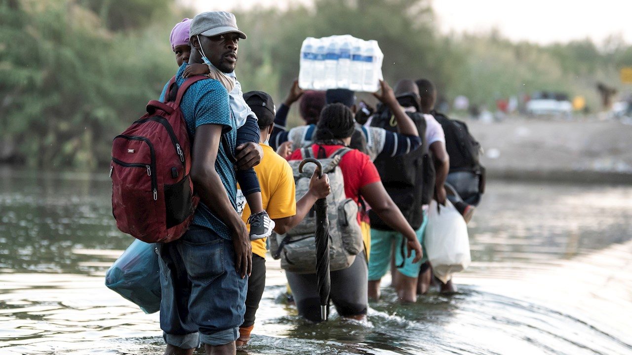 Redes sociales y apps de mensajería, aliados clave para tráfico de migrantes