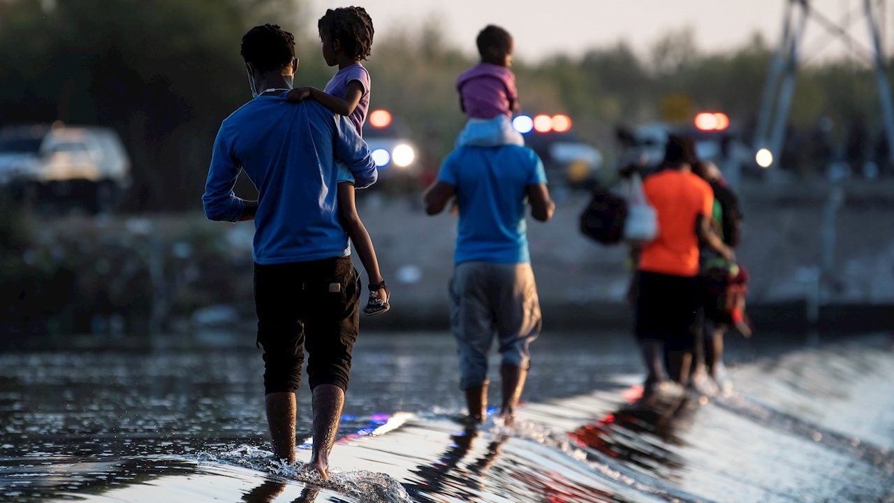 Migrantes con miedo y esperanza por “Quédate en México”