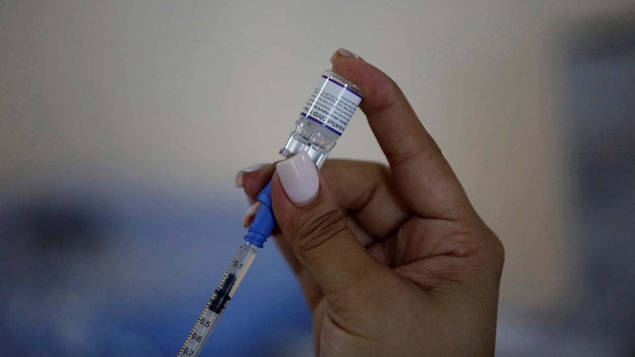 Vacunas podrían reducir su eficacia ante variante Ómicron: OMS
