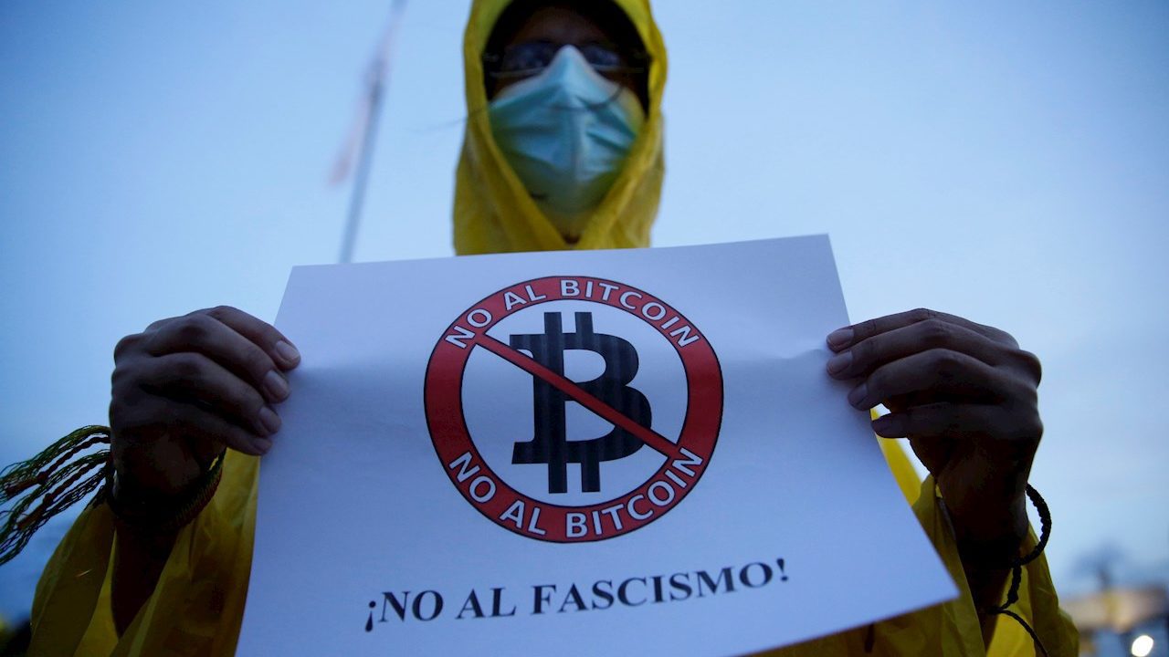 Jóvenes protestan contra el bitcoin en El Salvador y denuncian persecución