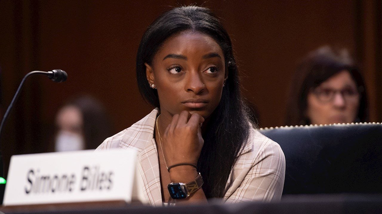 Simone Biles culpa a federación y al ‘sistema entero’ por abusos a gimnastas