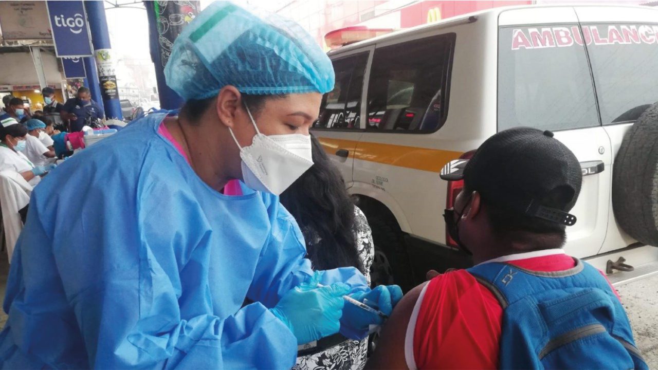 Panamá aplicará tercera dosis contra Covid-19 a personas vulnerables