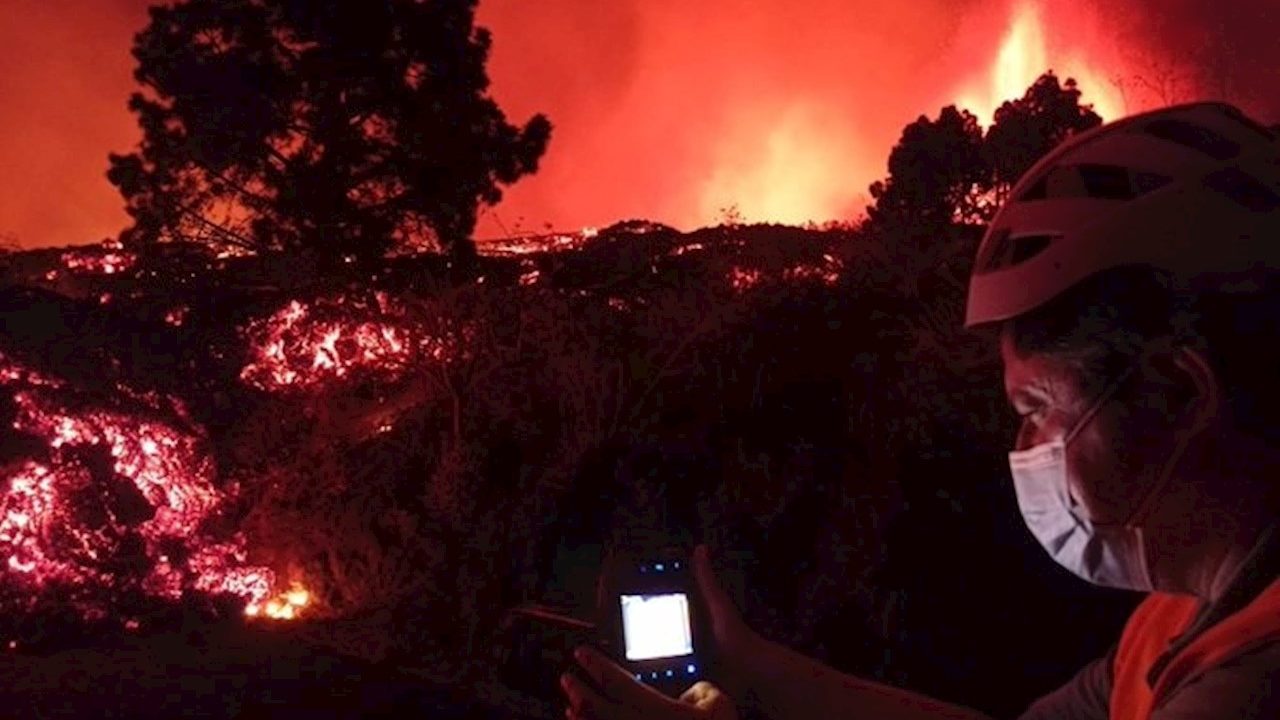 Río de lava arrasa con 166 casas en su camino al mar en isla La Palma, en Canarias