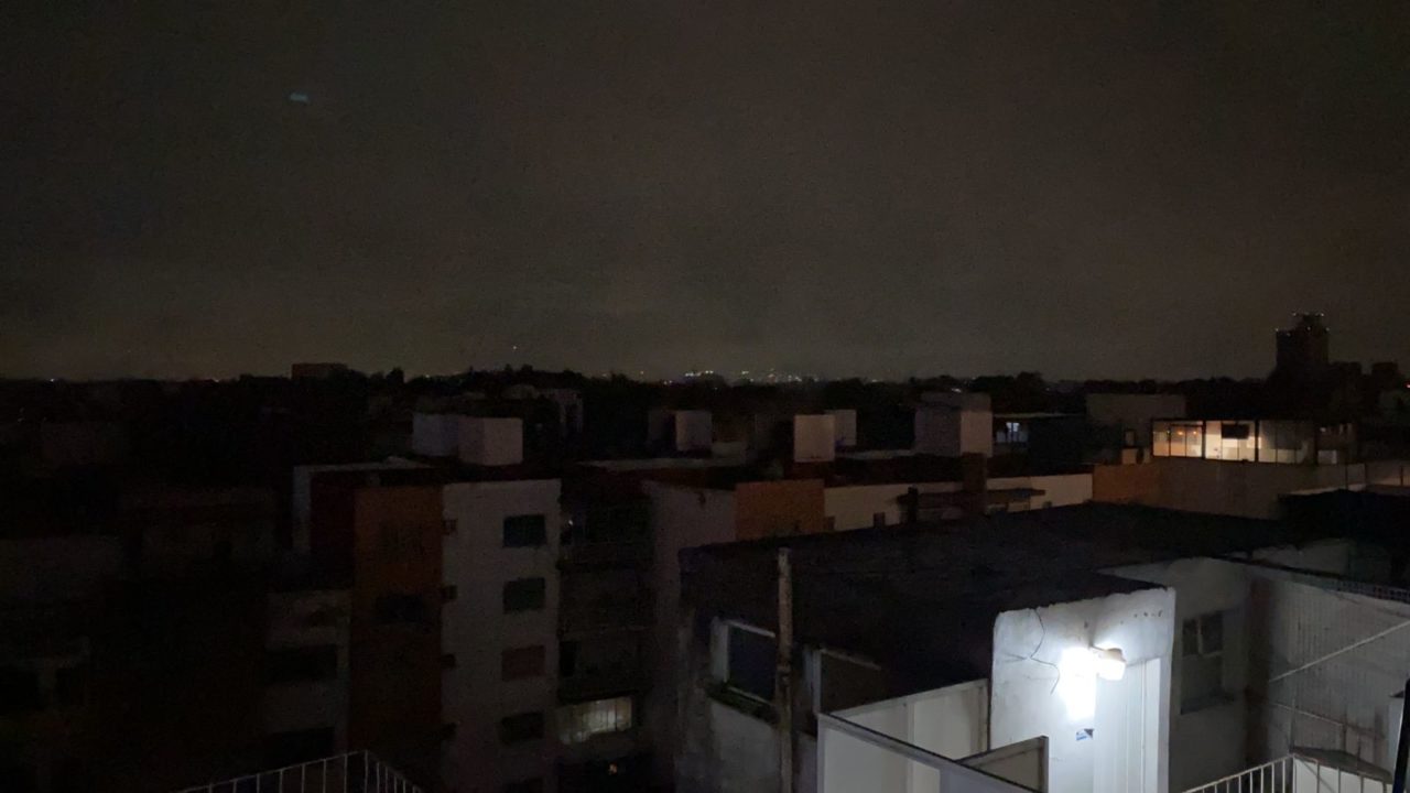 Reportan falta de luz en varias partes de la CDMX; 2 líneas de transmisión salieron de operación