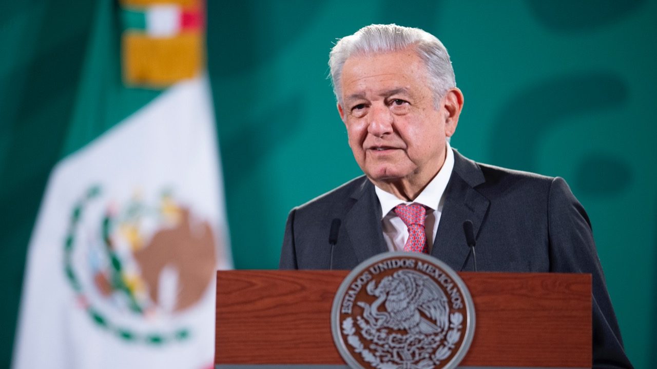 López Obrador afirma que su Gobierno cuida a las mujeres por convicción, no por moda