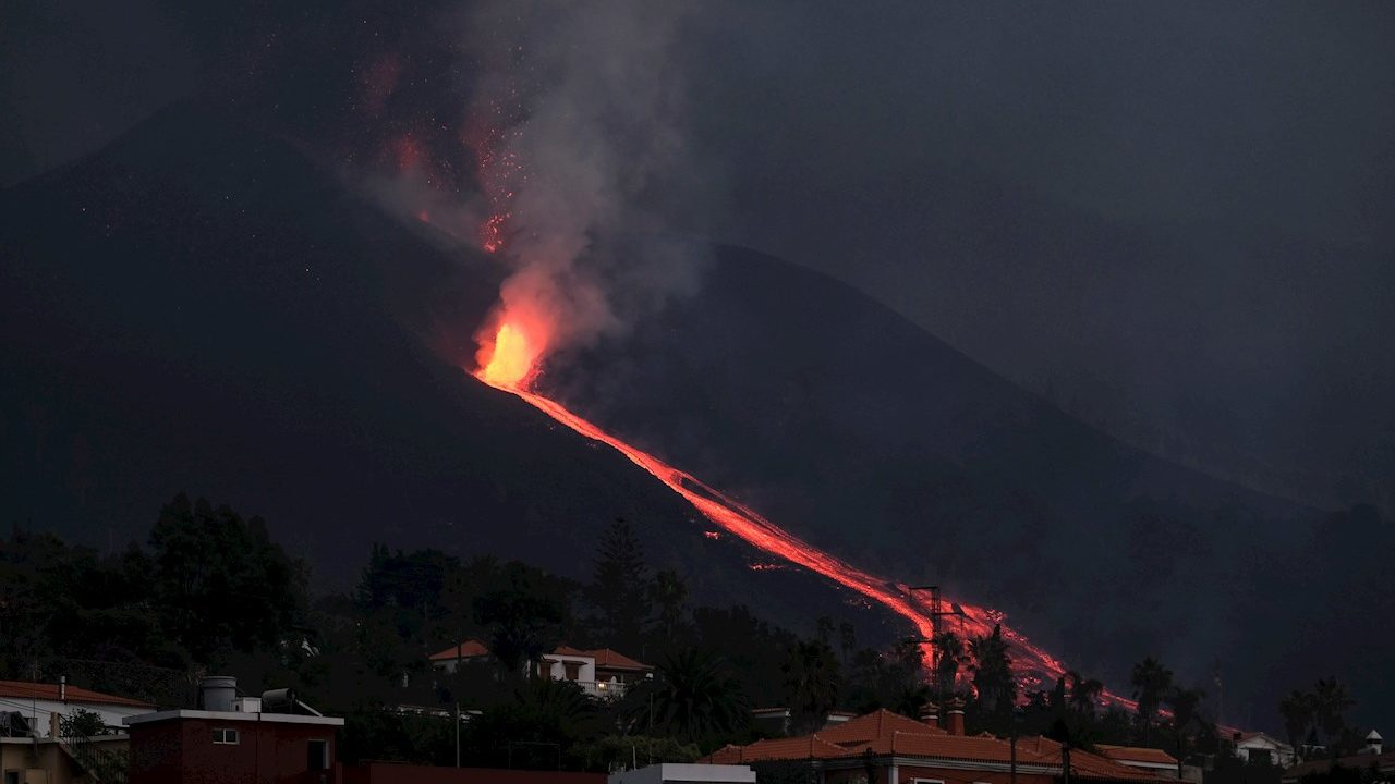 El volcán de La Palma vuelve a rugir mientras la lava se acerca al mar