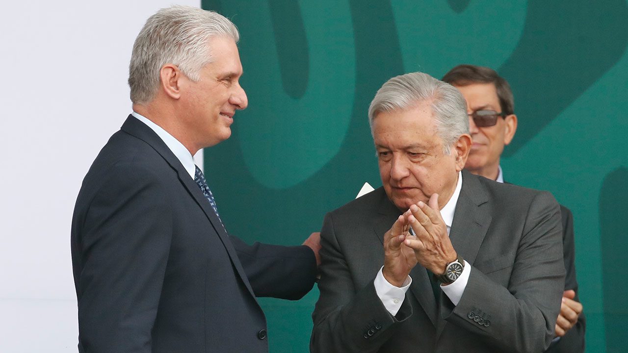 En desfile militar de México, presidente de Cuba acusa de criminal el bloqueo de EU