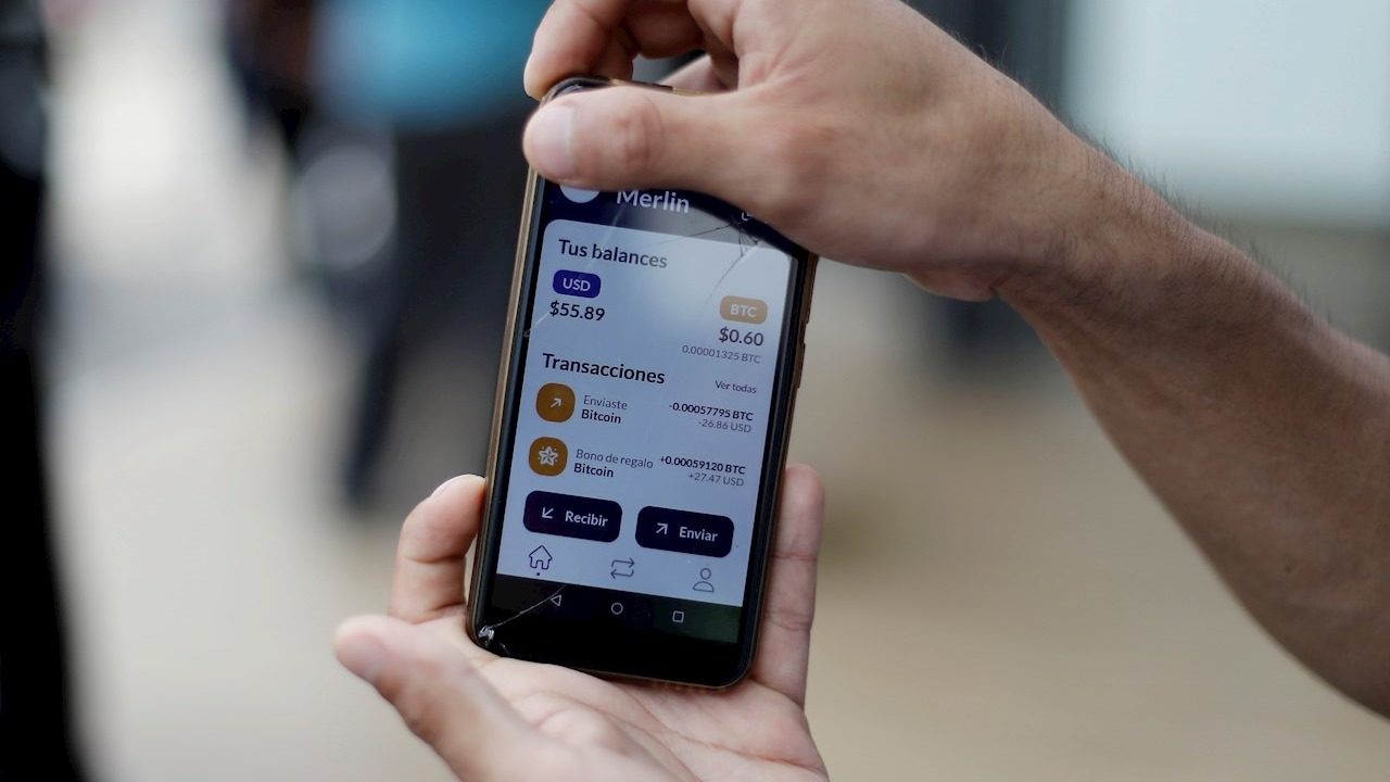 Bukele pide calma ante problemas en billetera para usar el bitcoin