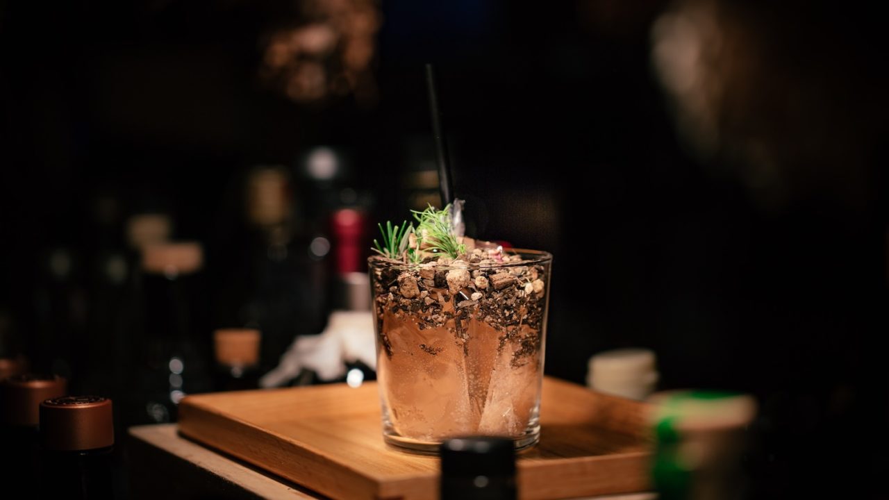 Cocteles con acentos patrios para preparar desde casa