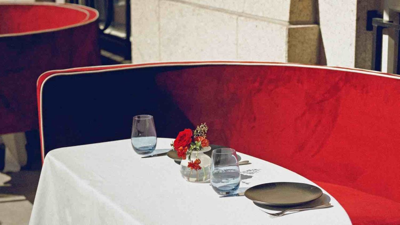 El chef Wolfgang Puck pone la mesa al aire libre en Nueva York