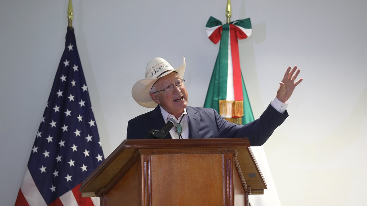 Embajador de EU dice que 48 millones de mexicanos cuidan el fútbol americano