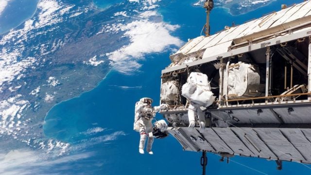Cosmonautas rusos de la EEI inician caminata espacial con brazo robótico ERA