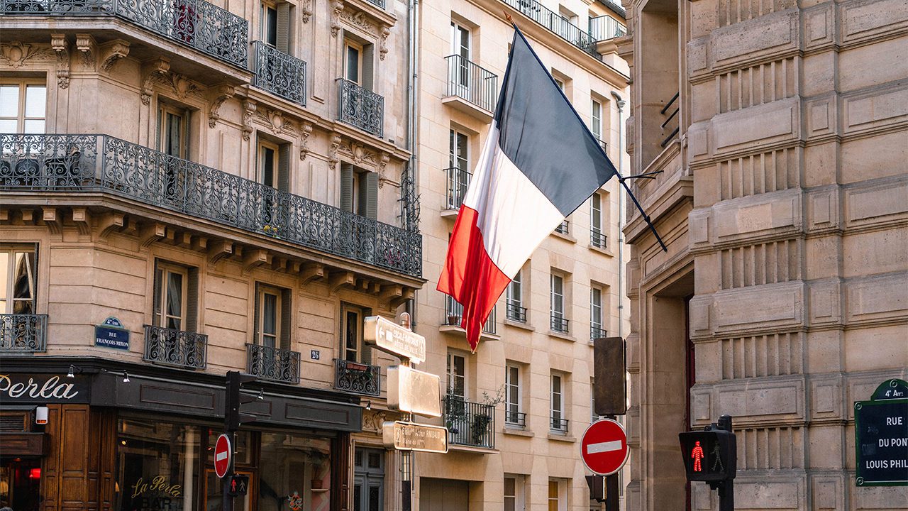 Fitch recorta calificación de Francia por deterioro de sus finanzas públicas