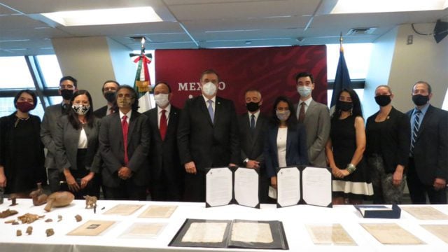 México recupera manuscritos de hace 500 años, incluidos unos de Hernán Cortés