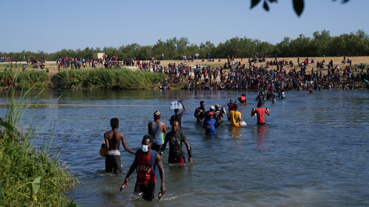Gobernador de Texas sopesa declarar ‘invasión’ por arribo de migrantes: NYT
