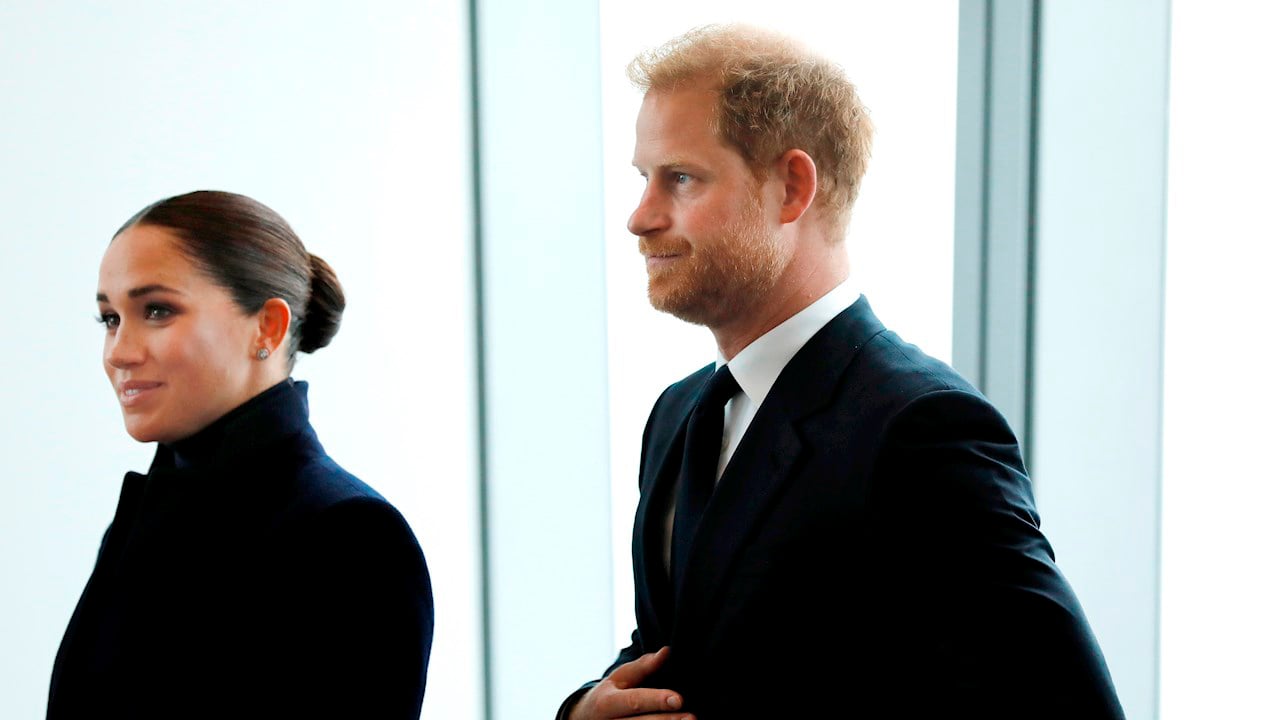 A un año del suceso, príncipe Harry visita la capilla donde descansa su abuela Isabel II