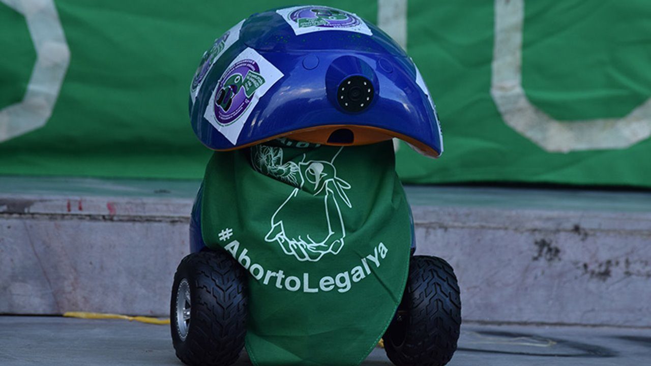 Feministas presentan un robot para burlar prohibición del aborto en estados