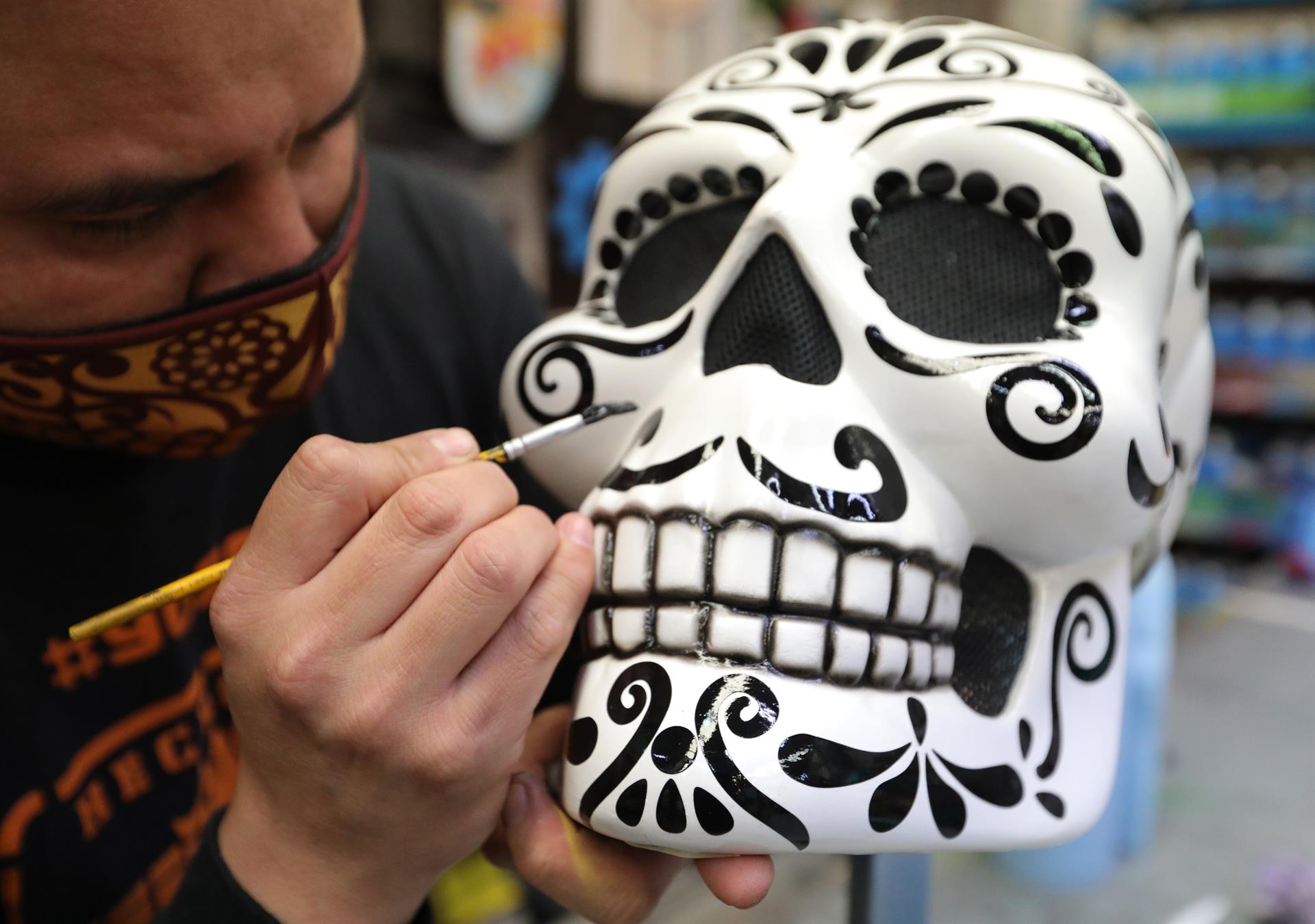 Artesanos mexicanos se preparan para desfile del Día de Muertos