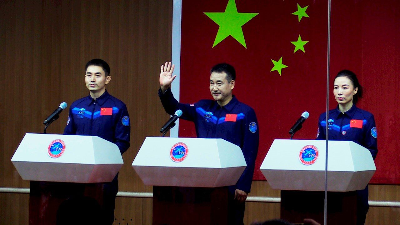 China lanza la Shenzhou-13 con 3 astronautas rumbo a su estación espacial