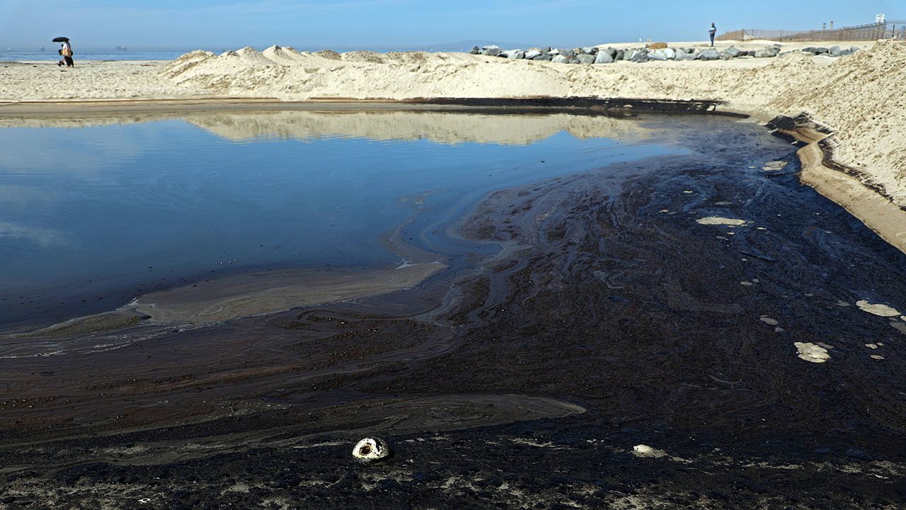 Usarán cabello para limpiar vertidos de petróleo en el mayor lago de Venezuela