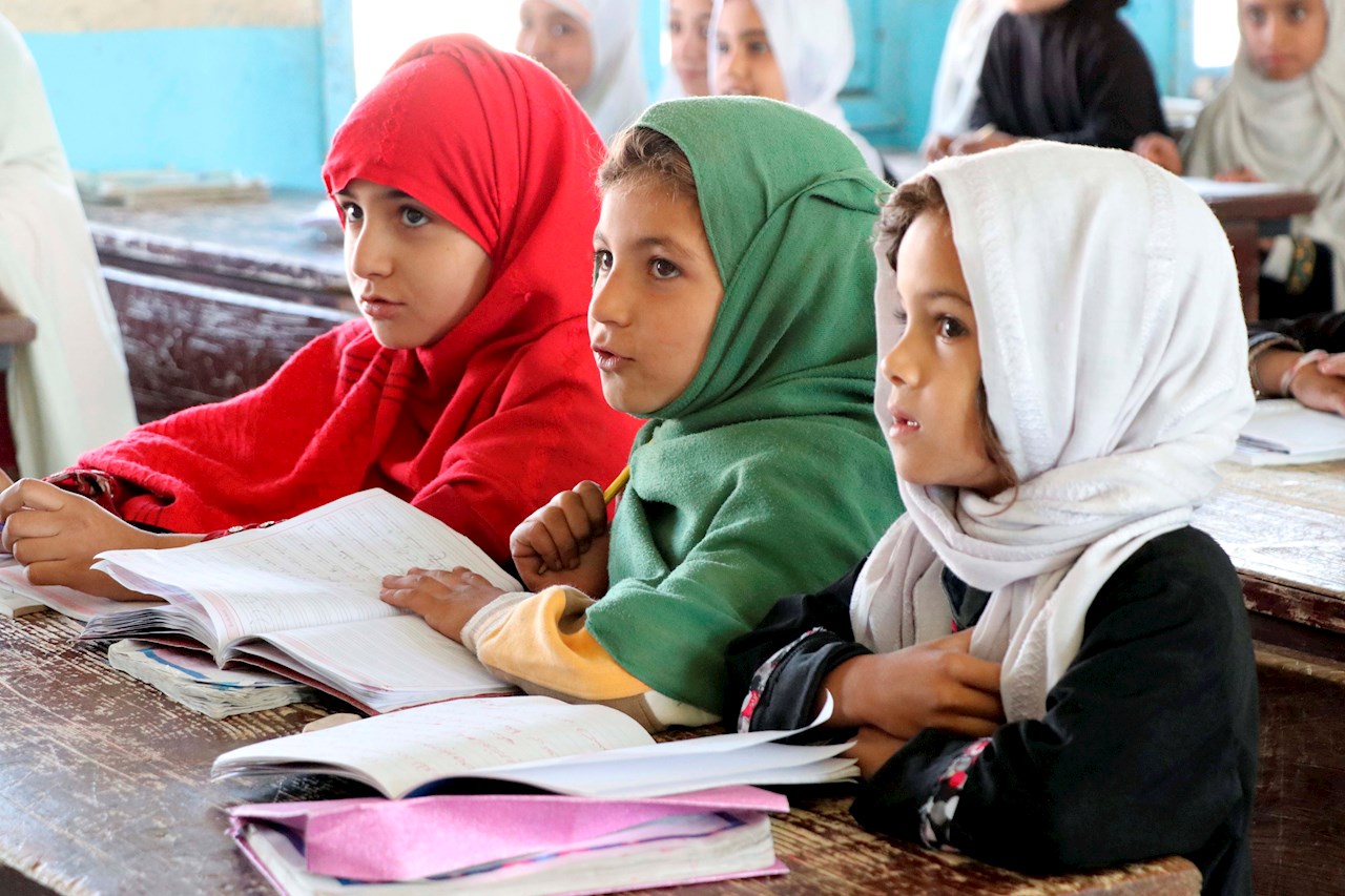 Talibanes prometen que  todas las niñas regresarán ‘pronto’ a las escuelas