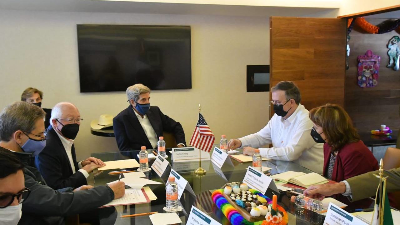Ebrard se reúne John Kerry previo a encuentro con AMLO