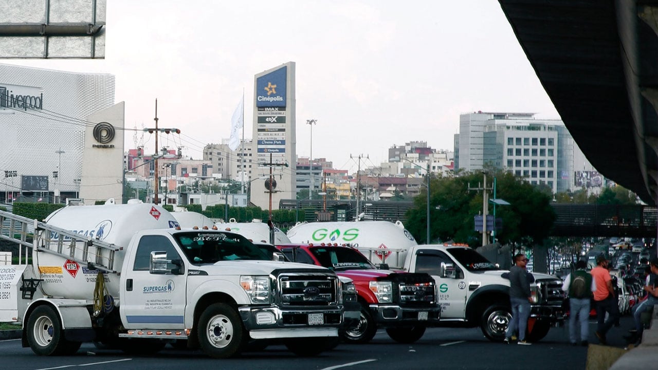 CRE se pone a mano con gasolineros, pero permisos para gaseros siguen trabados