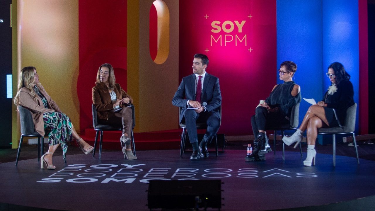 Mujeres ganan terreno en los medios, pero no en puestos de poder