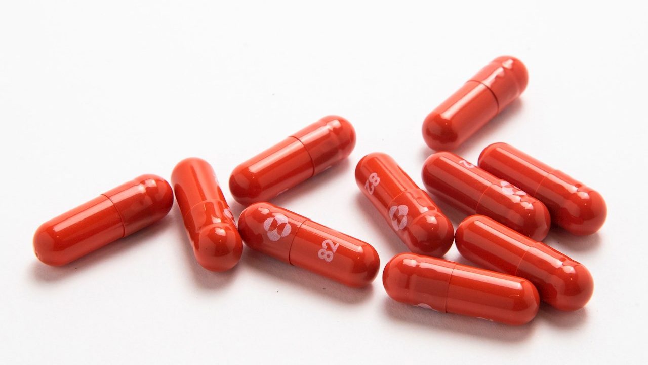 Por efectos secundarios adversos, India restringe uso de píldora anticovid de Merck