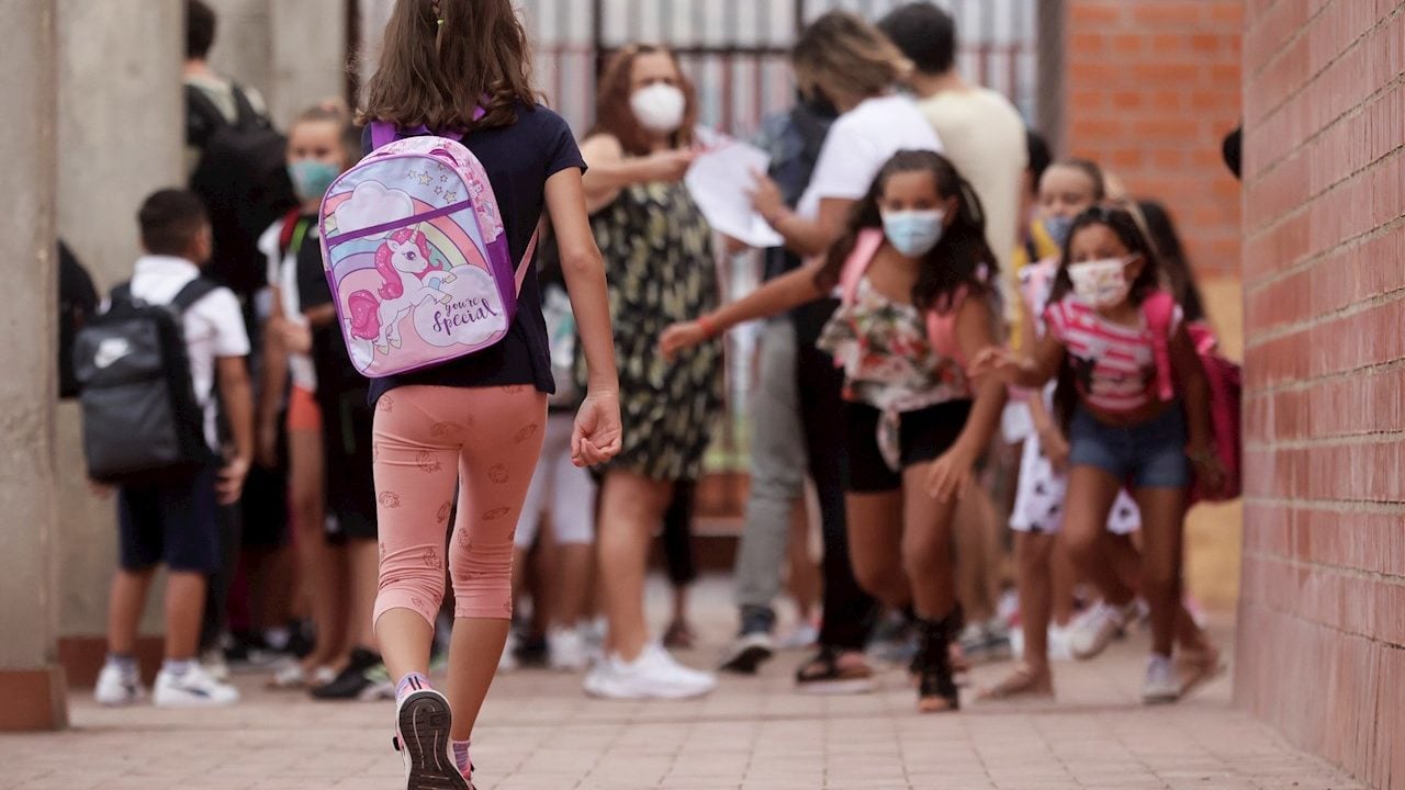 OMS insta a mantener abiertas las escuelas pese a aumento de contagios