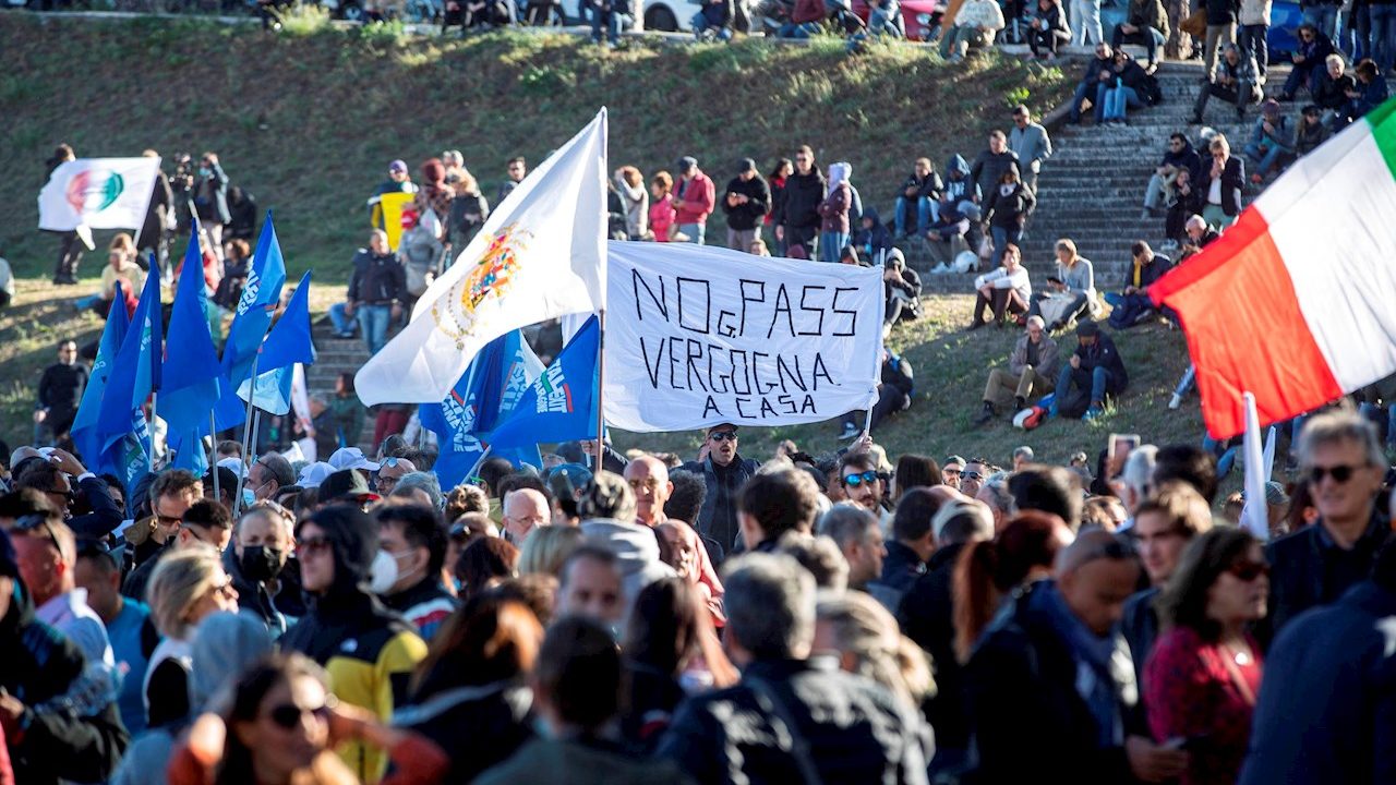 Italia impone pase Covid-19 obligatorio para trabajar, en medio de protestas