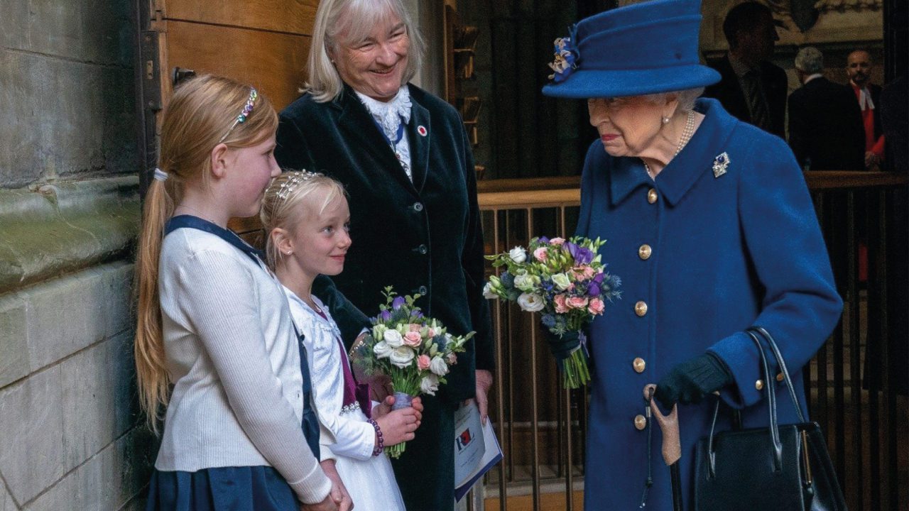 A sus 95, reina Isabel usa un bastón por primera vez en un acto público