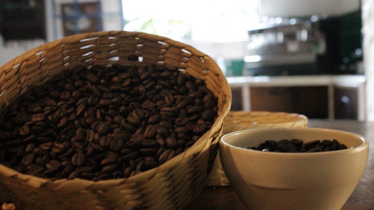 Tostadores de EU agotan reservas de café y esperan acuerdo con Brasil tras aranceles impuestos por Trump