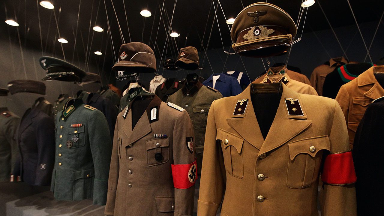 Investigan funeral con ataúd cubierto con la esvástica nazi en Roma