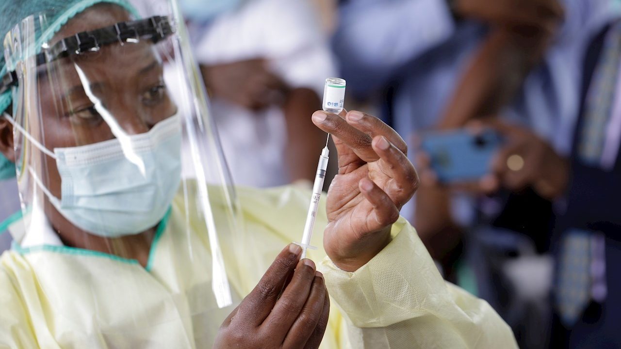OMS alerta riesgo de crisis por escasez de jeringas en África