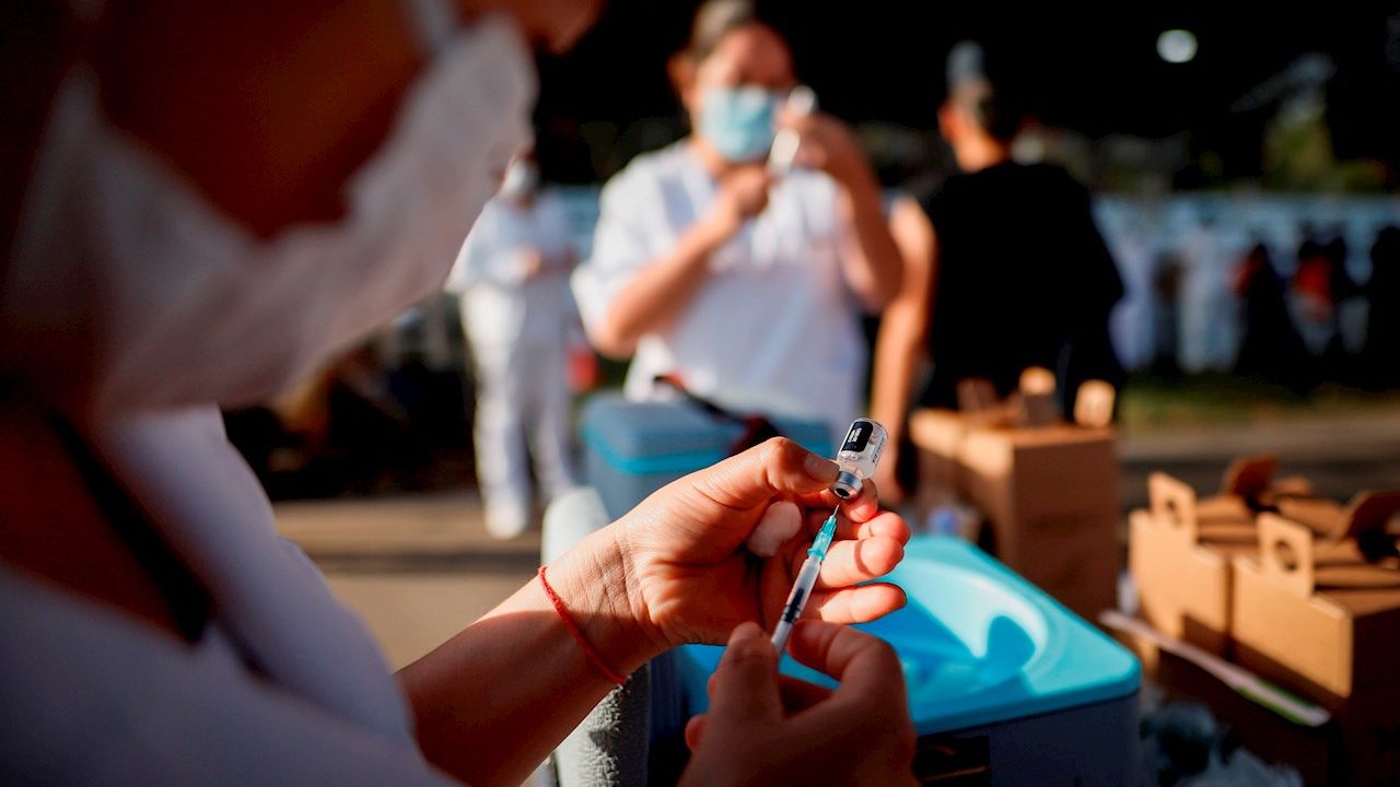 Vacuna de refuerzo para personas de 50 a 59 años en CDMX iniciará el 18 de enero