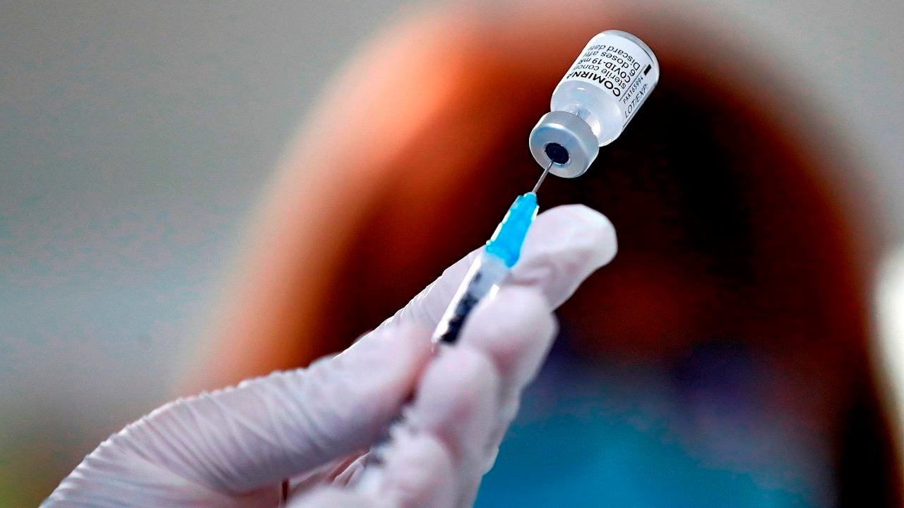 CEO de Pfizer sugiere una vacuna anual para Covid en lugar de refuerzos frecuentes