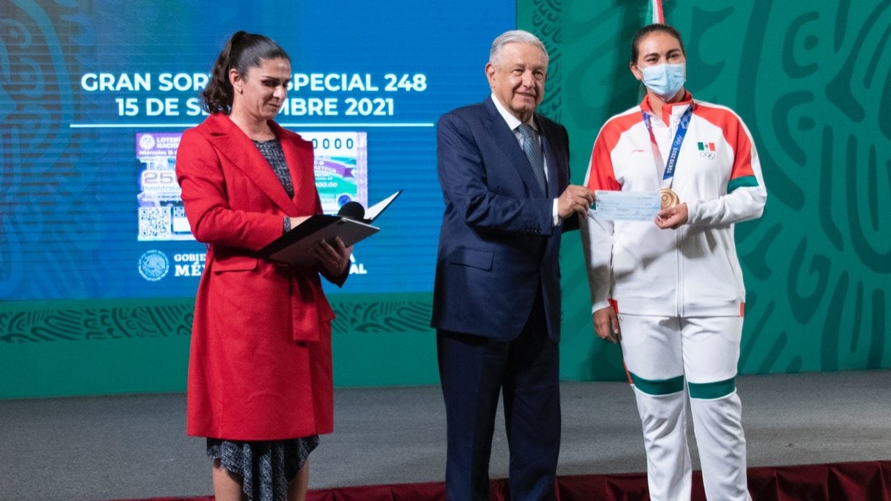 Gobierno entrega premios a medallistas de Tokio 2020 por 110 millones de pesos