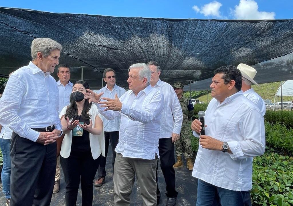 Cumpliremos metas de energías limpias con hidroeléctricas, dice AMLO ante John Kerry