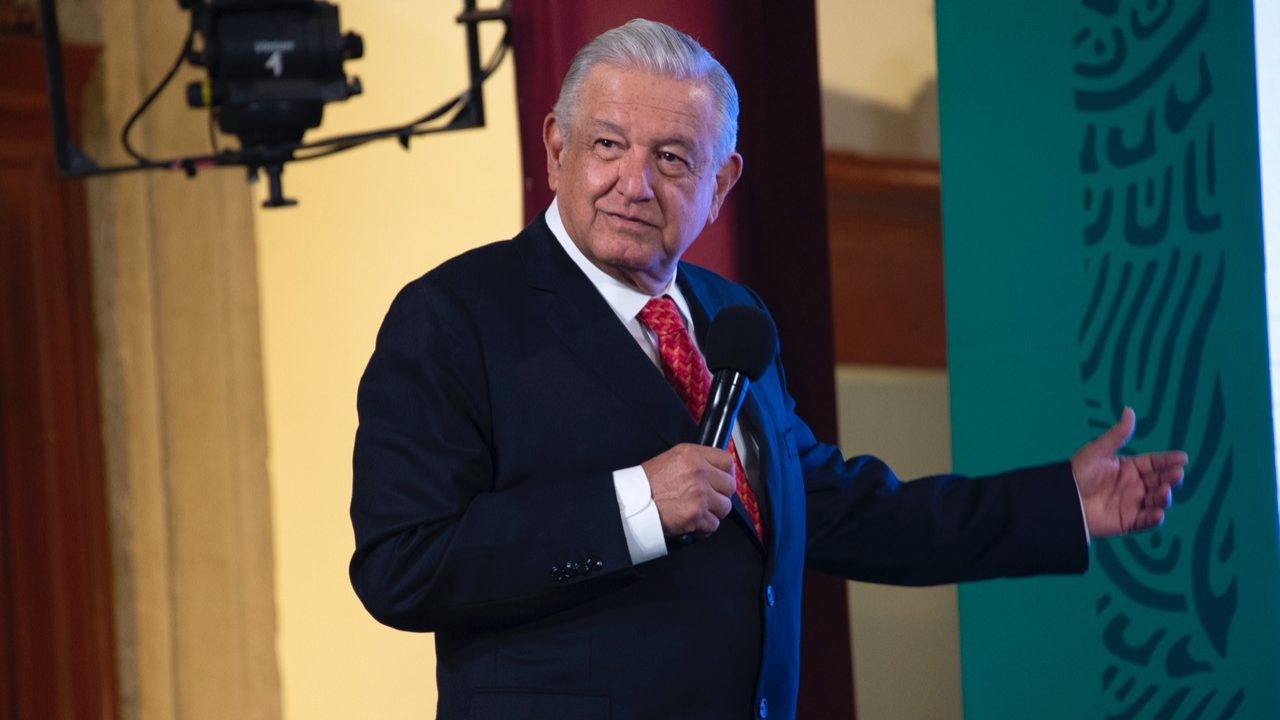 La filantropía no es función de las empresas; pagar impuestos, sí: AMLO