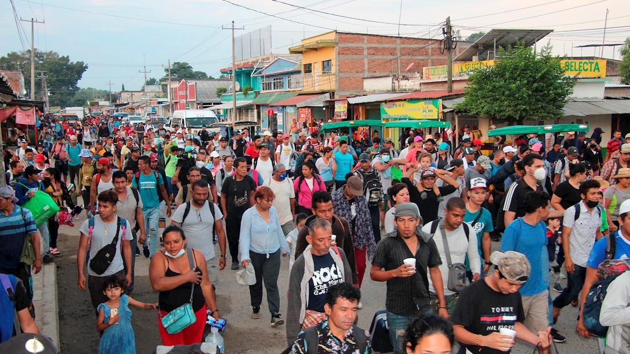Caravana migrante avanza a paso lento por el sur de México y bajo vigilancia