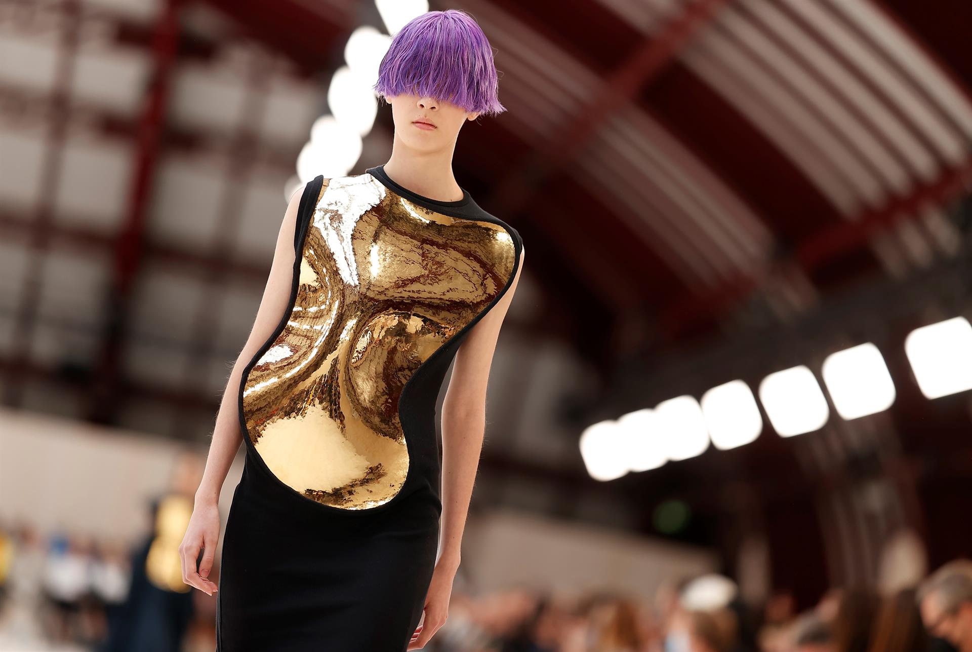 Así está influyendo el surrealismo en la semana de la moda en París