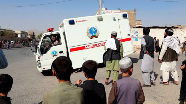 Ataque suicida en mezquita chiíta de Afganistán causa decenas de muertos