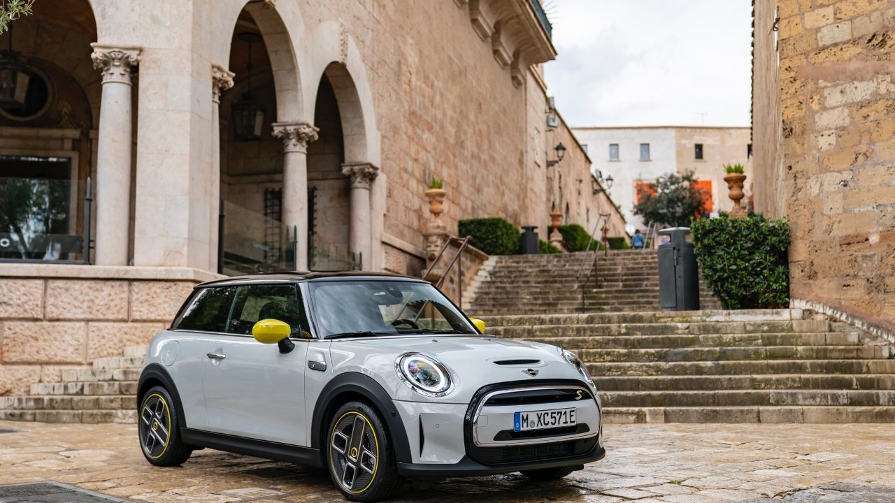 El primer auto eléctrico de MINI llega a México con propuesta divertida