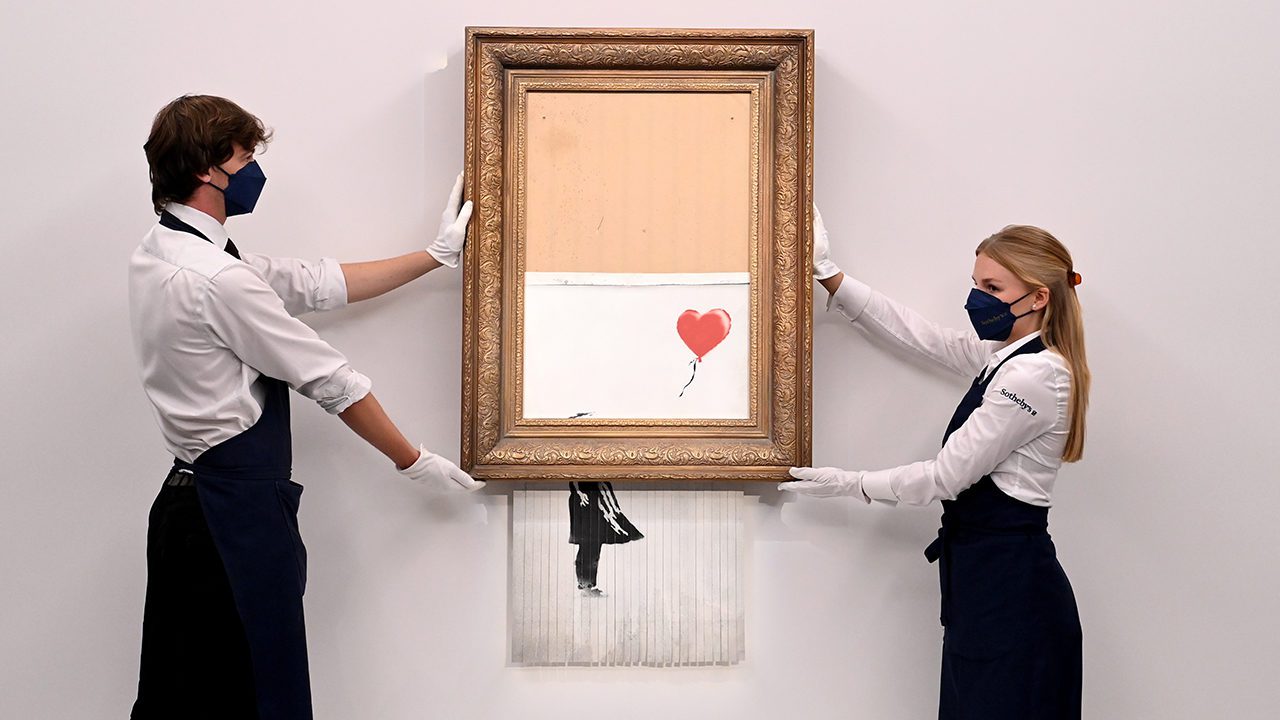 El Banksy triturado es subastado en 25.4 mdd en su regreso a Sotheby’s